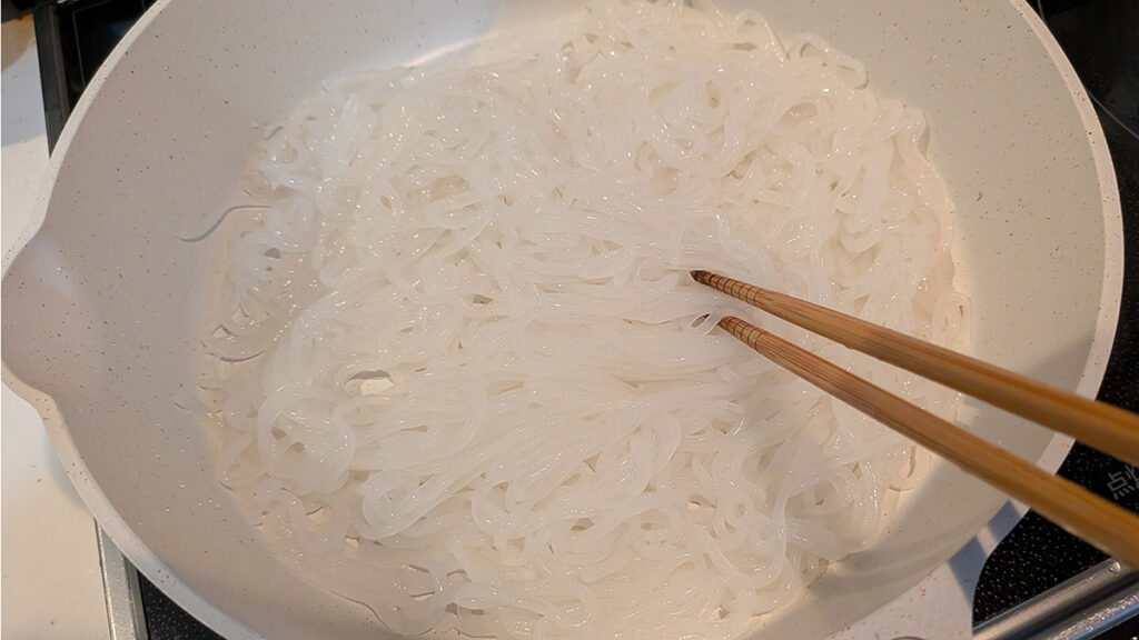 しらたきを乾煎りする