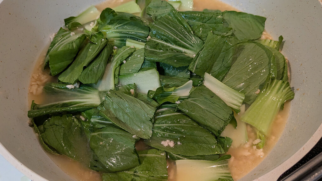 水と野菜を加えて煮る