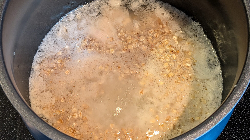 鍋に材料を入れて煮る