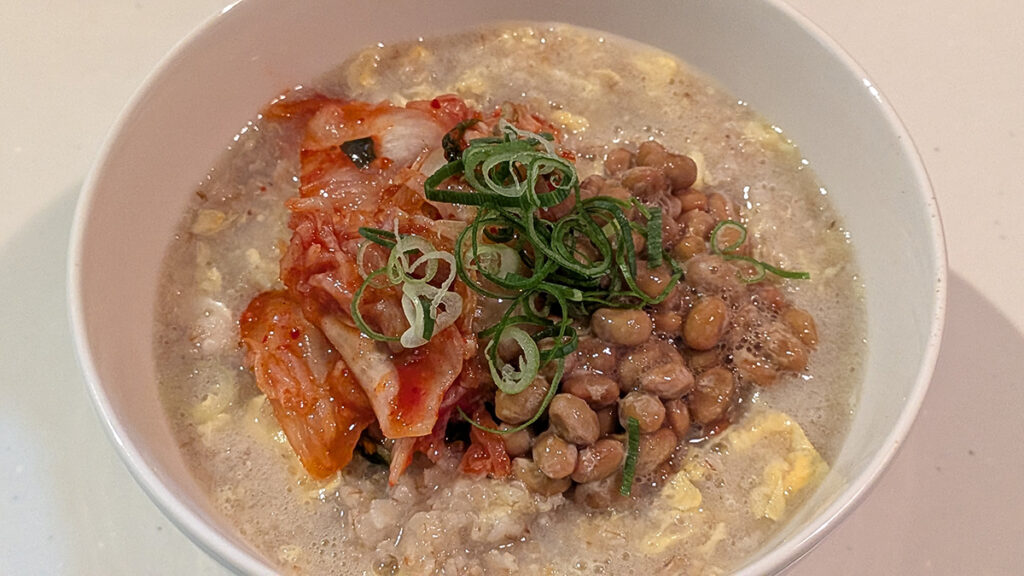 【腸活雑炊】納豆キムチのオートミール雑炊｜発酵食材は”後のせ”が正解