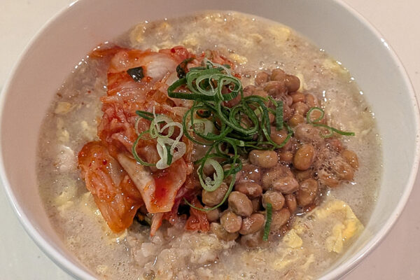 【腸活雑炊】納豆キムチのオートミール雑炊｜発酵食材は”後のせ”が正解