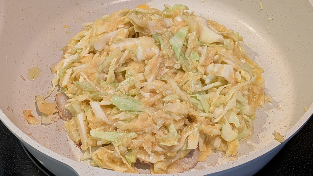 豚肉を敷いて生地を広げる