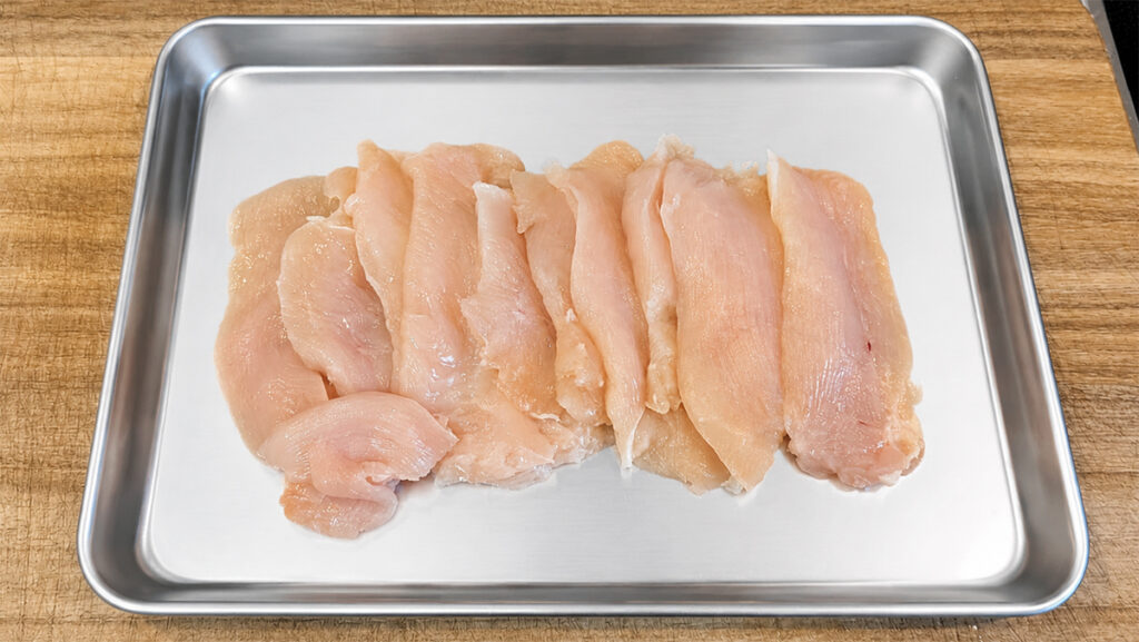 鶏むね肉をそぎ切りにする様子
