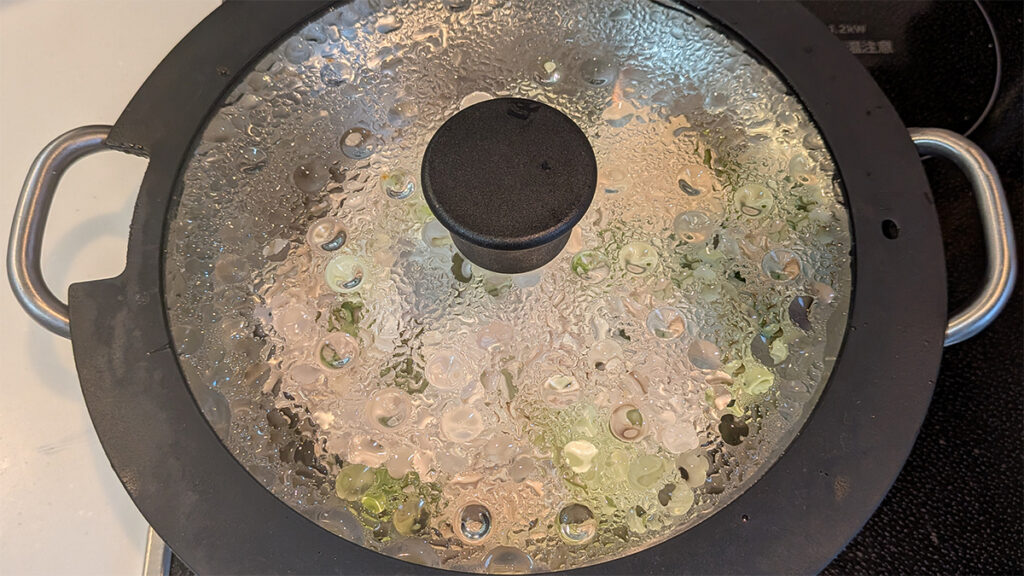 火を止めた後5分間放置して余熱調理します。鶏むね肉をしっとりさせるためのコツです。