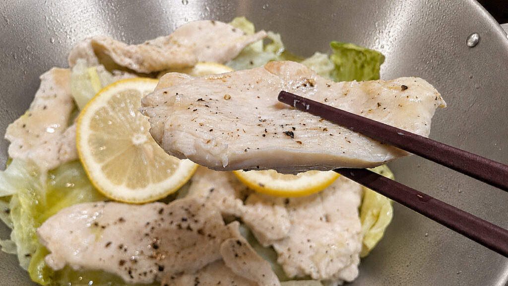 しっとり仕上がった鶏むね肉。レモンの風味に黒コショウがアクセントとなってさっぱり美味しいです。