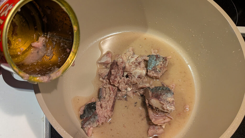 サバ缶は汁ごと全て投入します！