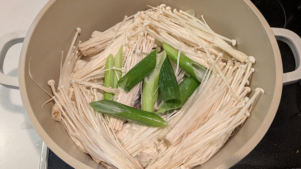 豆腐、きのこ（えのきかしめじがおすすめ）、長ネギを投入