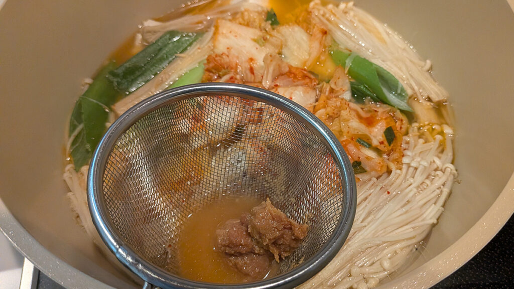 弱火にして味噌をとかします。溶かしたらすぐに火を止めてください。